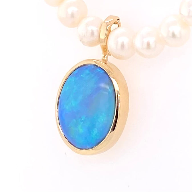 Vedhæng med en ægte solid crystal opal fra Australien, indfattet i 14 karat guld. Vedhænget er lavet som en clips, da den er beregnet til at clipse på en perlekæde. Vedhænget vejer 7,64 ct.