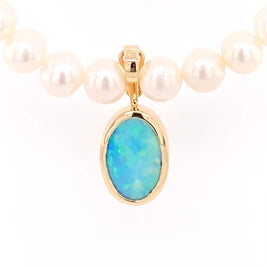 Vedhæng med en ægte solid crystal opal fra Australien, indfattet i 14 karat guld. Vedhænget er lavet som en clips, da den er beregnet til at clipse på en perlekæde. Opalen vejer 1,57 ct.