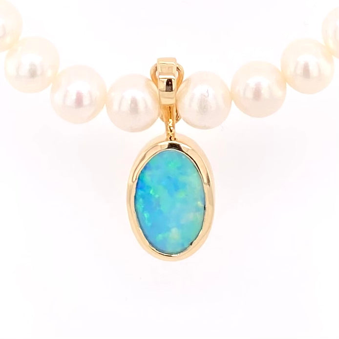 Vedhæng med en ægte solid crystal opal fra Australien, indfattet i 14 karat guld. Vedhænget er lavet som en clips, da den er beregnet til at clipse på en perlekæde. Opalen vejer 1,57 ct.