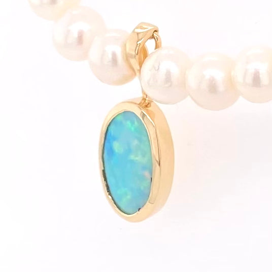 Vedhæng med en ægte solid crystal opal fra Australien, indfattet i 14 karat guld. Vedhænget er lavet som en clips, da den er beregnet til at clipse på en perlekæde. Opalen vejer 1,57 ct.
