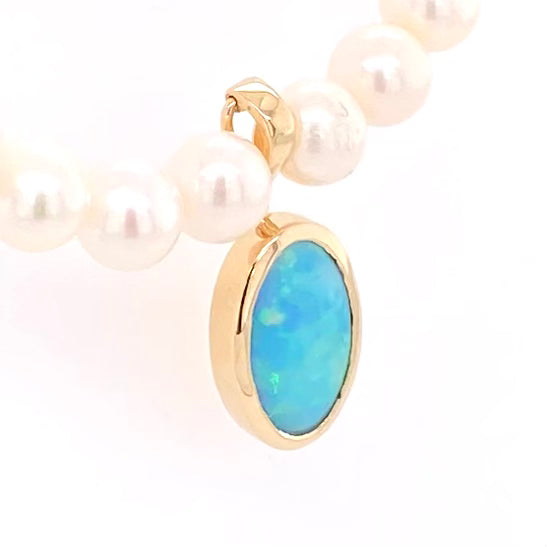 Vedhæng med en ægte solid crystal opal fra Australien, indfattet i 14 karat guld. Vedhænget er lavet som en clips, da den er beregnet til at clipse på en perlekæde. Opalen vejer 1,57 ct.