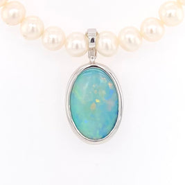 Vedhæng med en ægte solid crystal opal fra Australien, indfattet i sterling guld. Vedhænget er lavet som en clips, da den er beregnet til at clipse på en perlekæde. Opalen vejer 4,14 ct.