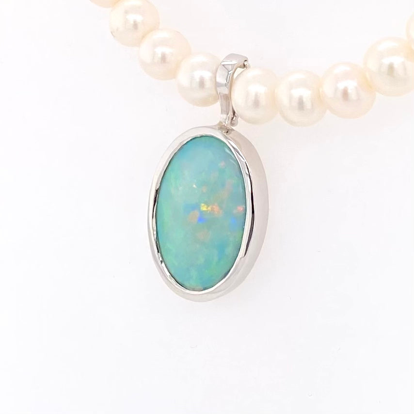 Vedhæng med en ægte solid crystal opal fra Australien, indfattet i sterling guld. Vedhænget er lavet som en clips, da den er beregnet til at clipse på en perlekæde. Opalen vejer 4,14 ct.