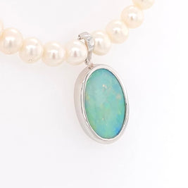 Vedhæng med en ægte solid crystal opal fra Australien, indfattet i sterling guld. Vedhænget er lavet som en clips, da den er beregnet til at clipse på en perlekæde. Opalen vejer 4,14 ct.