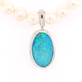 Vedhæng med en ægte solid crystal opal fra Australien, indfattet i sterling sølv. Vedhænget er lavet som en clips, da den er beregnet til at clipse på en perlekæde. Opalen vejer 2,85 ct.