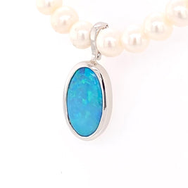 Vedhæng med en ægte solid crystal opal fra Australien, indfattet i sterling sølv. Vedhænget er lavet som en clips, da den er beregnet til at clipse på en perlekæde. Opalen vejer 2,85 ct.