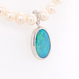 Vedhæng med en ægte solid crystal opal fra Australien, indfattet i sterling sølv. Vedhænget er lavet som en clips, da den er beregnet til at clipse på en perlekæde. Opalen vejer 2,85 ct.
