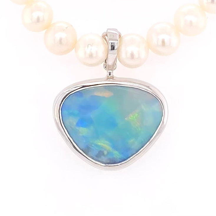 Vedhæng med en ægte crystal opal fra Australien, indfattet i sterling sølv. Vedhænget er lavet som en clips, da den er beregnet til at clipse på en perlekæde. Opalen vejer 3,36 ct.