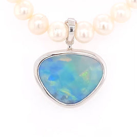 Vedhæng med en ægte crystal opal fra Australien, indfattet i sterling sølv. Vedhænget er lavet som en clips, da den er beregnet til at clipse på en perlekæde. Opalen vejer 3,36 ct.
