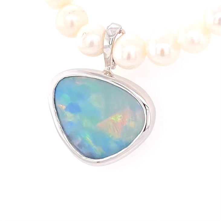 Vedhæng med en ægte crystal opal fra Australien, indfattet i sterling sølv. Vedhænget er lavet som en clips, da den er beregnet til at clipse på en perlekæde. Opalen vejer 3,36 ct.