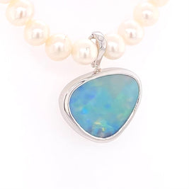 Vedhæng med en ægte crystal opal fra Australien, indfattet i sterling sølv. Vedhænget er lavet som en clips, da den er beregnet til at clipse på en perlekæde. Opalen vejer 3,36 ct.