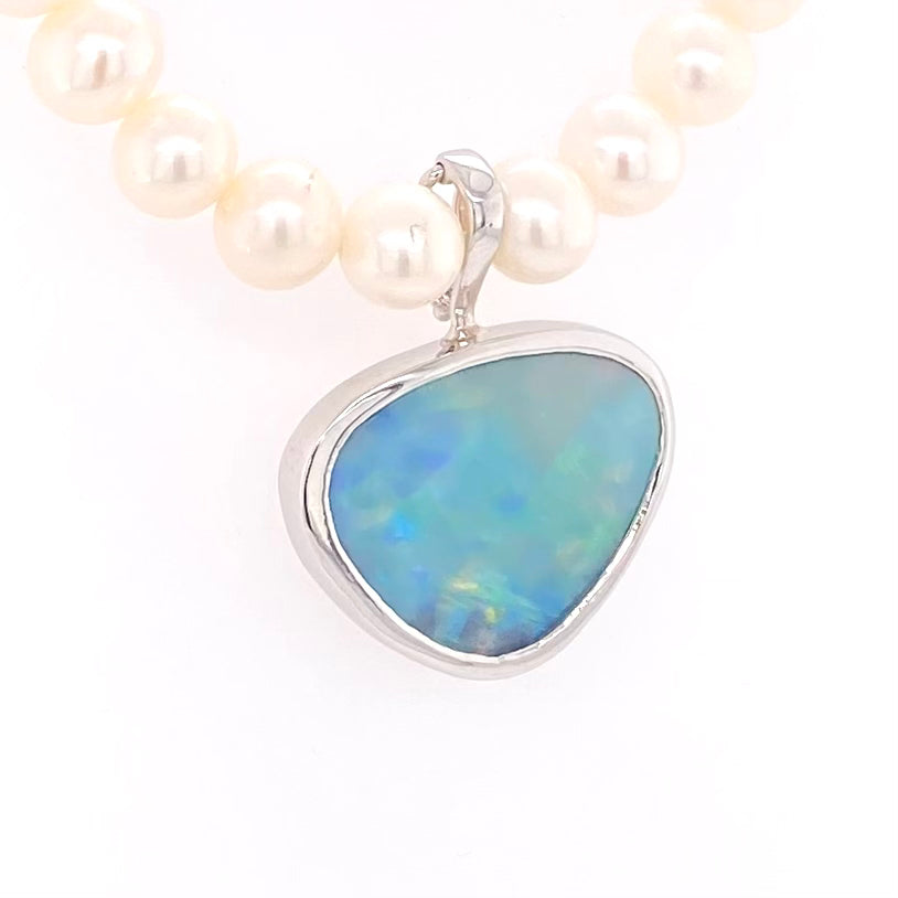 Vedhæng med en ægte crystal opal fra Australien, indfattet i sterling sølv. Vedhænget er lavet som en clips, da den er beregnet til at clipse på en perlekæde. Opalen vejer 3,36 ct.