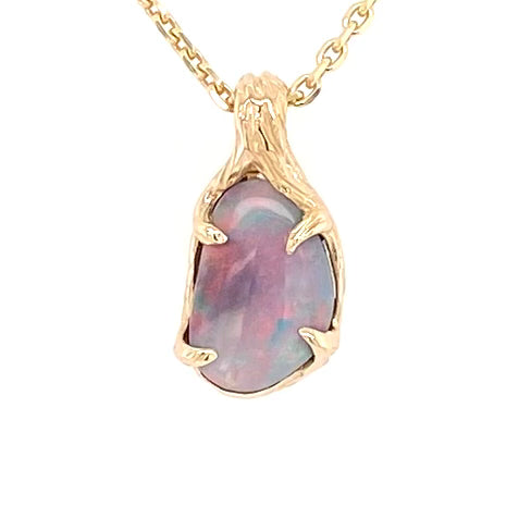 Vedhæng med en ægte solid crystal opal fra vores egen mine i Lightning Ridge, Australien. Indfattet i 14 karat rustikt guld. De krogede rustikke grene af 14 karat guld holder opalen på plads. Opalen vejer 1,36 ct., og har N6 bodytone.