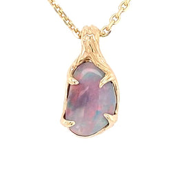 Vedhæng med en ægte solid crystal opal fra vores egen mine i Lightning Ridge, Australien. Indfattet i 14 karat rustikt guld. De krogede rustikke grene af 14 karat guld holder opalen på plads. Opalen vejer 1,36 ct., og har N6 bodytone.