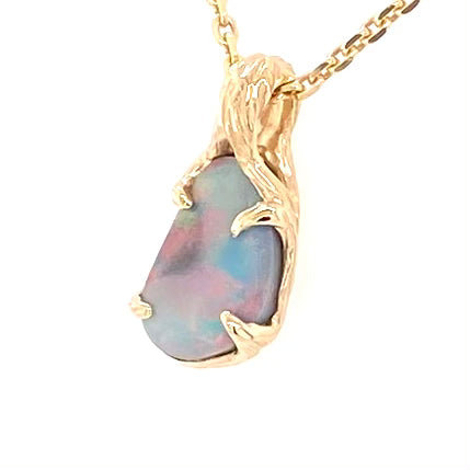 Vedhæng med en ægte solid crystal opal fra vores egen mine i Lightning Ridge, Australien. Indfattet i 14 karat rustikt guld. De krogede rustikke grene af 14 karat guld holder opalen på plads. Opalen vejer 1,36 ct., og har N6 bodytone.
