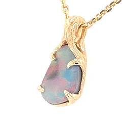 Vedhæng med en ægte solid crystal opal fra vores egen mine i Lightning Ridge, Australien. Indfattet i 14 karat rustikt guld. De krogede rustikke grene af 14 karat guld holder opalen på plads. Opalen vejer 1,36 ct., og har N6 bodytone.