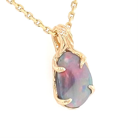 Vedhæng med en ægte solid crystal opal fra vores egen mine i Lightning Ridge, Australien. Indfattet i 14 karat rustikt guld. De krogede rustikke grene af 14 karat guld holder opalen på plads. Opalen vejer 1,36 ct., og har N6 bodytone.