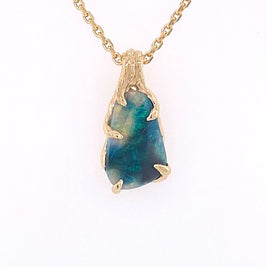 Vedhæng med en ægte solid delvis crystal opal fra vores egen mine i Lightning Ridge, Australien. Indfattet i 14 karat rustikt guld. De krogede rustikke grene af 14 karat guld holder opalen på plads. Opalen vejer 1,05 ct., og har N4-N6 bodytone.
