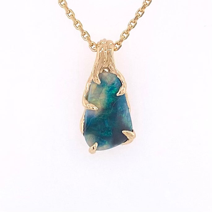 Vedhæng med en ægte solid delvis crystal opal fra vores egen mine i Lightning Ridge, Australien. Indfattet i 14 karat rustikt guld. De krogede rustikke grene af 14 karat guld holder opalen på plads. Opalen vejer 1,05 ct., og har N4-N6 bodytone.