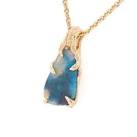 Vedhæng med en ægte solid delvis crystal opal fra vores egen mine i Lightning Ridge, Australien. Indfattet i 14 karat rustikt guld. De krogede rustikke grene af 14 karat guld holder opalen på plads. Opalen vejer 1,05 ct., og har N4-N6 bodytone.