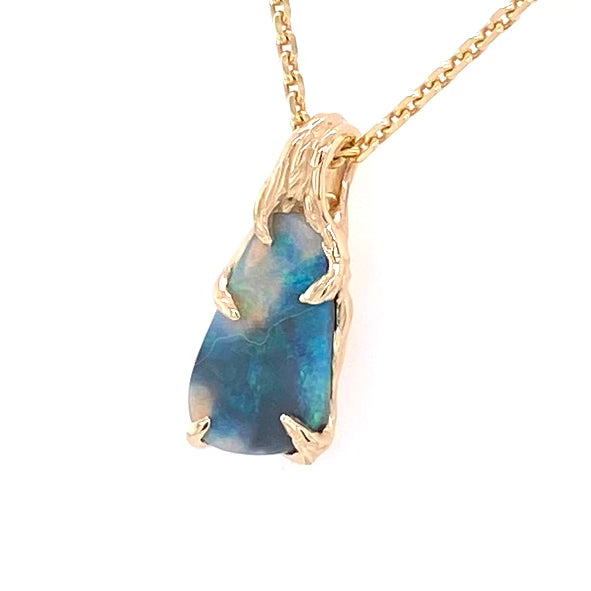 Vedhæng med en ægte solid delvis crystal opal fra vores egen mine i Lightning Ridge, Australien. Indfattet i 14 karat rustikt guld. De krogede rustikke grene af 14 karat guld holder opalen på plads. Opalen vejer 1,05 ct., og har N4-N6 bodytone.