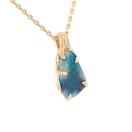Vedhæng med en ægte solid delvis crystal opal fra vores egen mine i Lightning Ridge, Australien. Indfattet i 14 karat rustikt guld. De krogede rustikke grene af 14 karat guld holder opalen på plads. Opalen vejer 1,05 ct., og har N4-N6 bodytone.