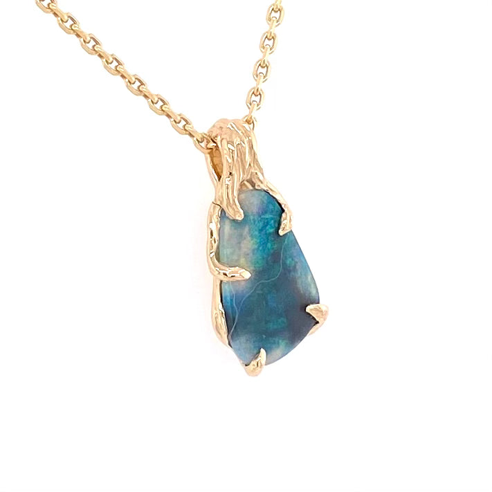 Vedhæng med en ægte solid delvis crystal opal fra vores egen mine i Lightning Ridge, Australien. Indfattet i 14 karat rustikt guld. De krogede rustikke grene af 14 karat guld holder opalen på plads. Opalen vejer 1,05 ct., og har N4-N6 bodytone.
