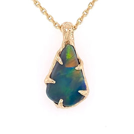 Vedhæng med en ægte solid crystal opal fra vores egen mine i Lightning Ridge, Australien. Indfattet i 14 karat rustikt guld. De krogede rustikke grene af 14 karat guld holder opalen på plads. Opalen vejer 1,78 ct., og har N3 bodytone.