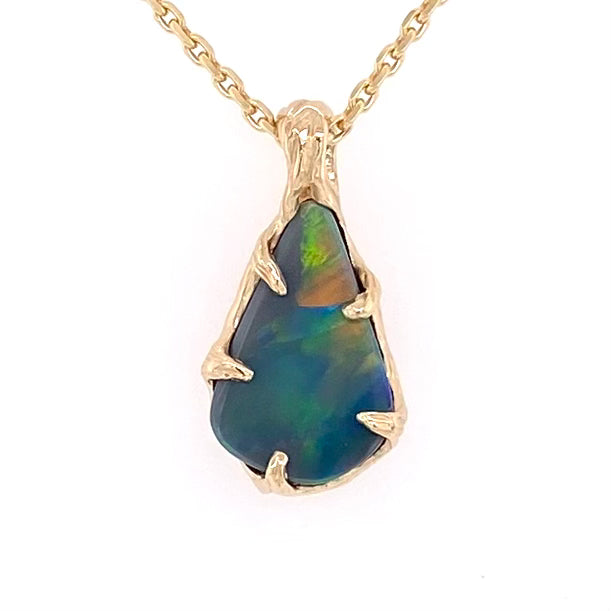 Vedhæng med en ægte solid crystal opal fra vores egen mine i Lightning Ridge, Australien. Indfattet i 14 karat rustikt guld. De krogede rustikke grene af 14 karat guld holder opalen på plads. Opalen vejer 1,78 ct., og har N3 bodytone.