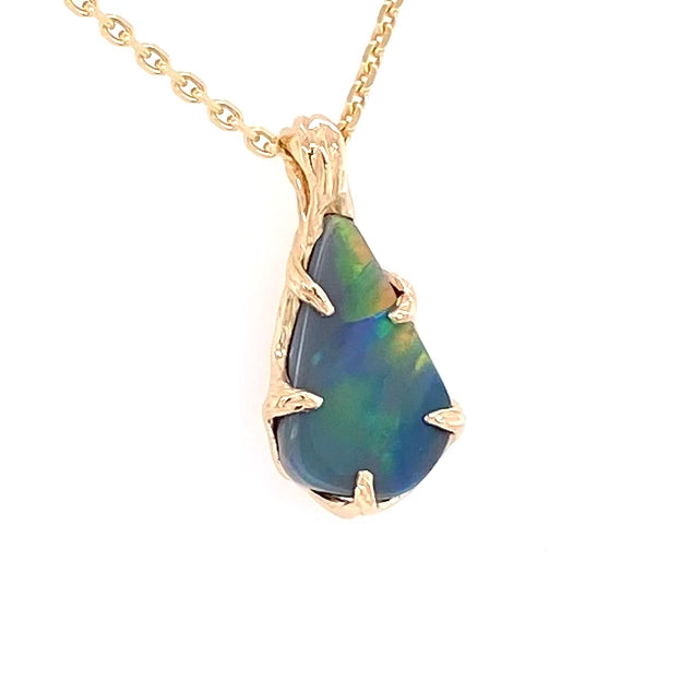 Vedhæng med en ægte solid crystal opal fra vores egen mine i Lightning Ridge, Australien. Indfattet i 14 karat rustikt guld. De krogede rustikke grene af 14 karat guld holder opalen på plads. Opalen vejer 1,78 ct., og har N3 bodytone.