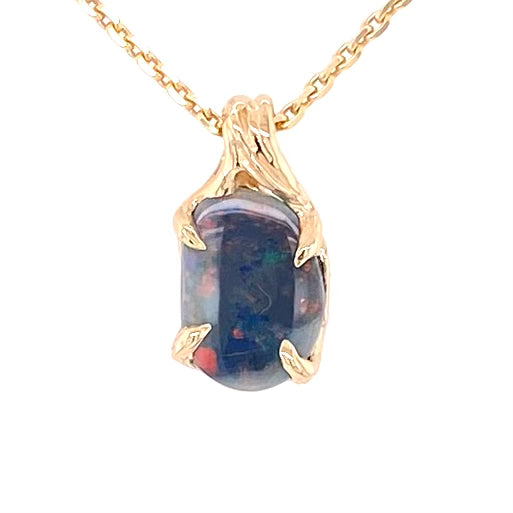 Vedhæng med en ægte solid crystal opal fra vores egen mine i Lightning Ridge, Australien. Indfattet i 14 karat rustikt guld. De krogede rustikke grene af 14 karat guld holder opalen på plads. Opalen vejer 1,15 ct., og har N3-N7 bodytone.