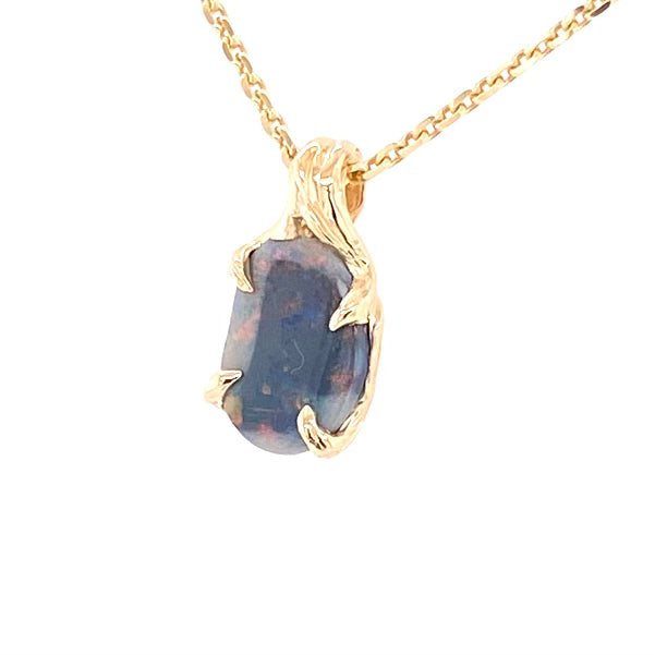 Vedhæng med en ægte solid crystal opal fra vores egen mine i Lightning Ridge, Australien. Indfattet i 14 karat rustikt guld. De krogede rustikke grene af 14 karat guld holder opalen på plads. Opalen vejer 1,15 ct., og har N3-N7 bodytone.