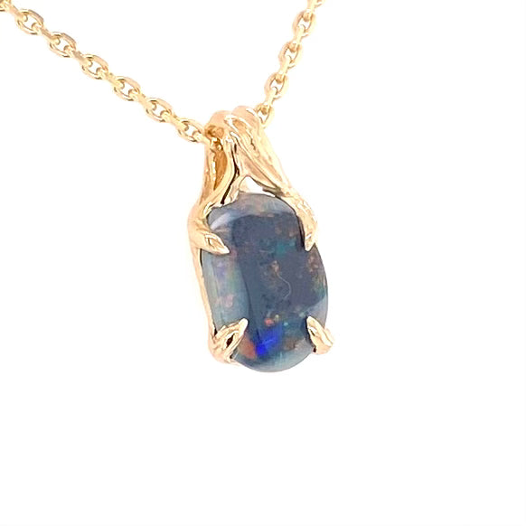 Vedhæng med en ægte solid crystal opal fra vores egen mine i Lightning Ridge, Australien. Indfattet i 14 karat rustikt guld. De krogede rustikke grene af 14 karat guld holder opalen på plads. Opalen vejer 1,15 ct., og har N3-N7 bodytone.