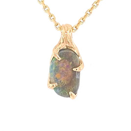 Vedhæng med en ægte solid crystal opal fra vores egen mine i Lightning Ridge, Australien. Indfattet i 14 karat rustikt guld. De krogede rustikke grene af 14 karat guld holder opalen på plads. Opalen vejer 1,07 ct., og har N6 bodytone.