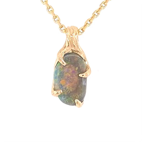Vedhæng med en ægte solid crystal opal fra vores egen mine i Lightning Ridge, Australien. Indfattet i 14 karat rustikt guld. De krogede rustikke grene af 14 karat guld holder opalen på plads. Opalen vejer 1,07 ct., og har N6 bodytone.
