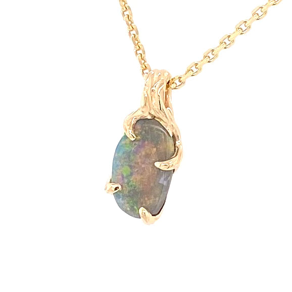 Vedhæng med en ægte solid crystal opal fra vores egen mine i Lightning Ridge, Australien. Indfattet i 14 karat rustikt guld. De krogede rustikke grene af 14 karat guld holder opalen på plads. Opalen vejer 1,07 ct., og har N6 bodytone.