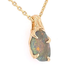 Vedhæng med en ægte solid crystal opal fra vores egen mine i Lightning Ridge, Australien. Indfattet i 14 karat rustikt guld. De krogede rustikke grene af 14 karat guld holder opalen på plads. Opalen vejer 1,07 ct., og har N6 bodytone.