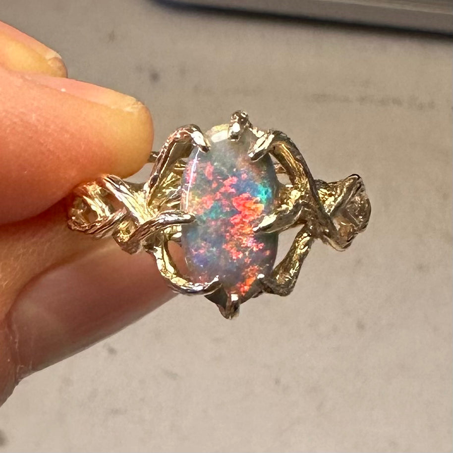 Ring med solid opal fra Australien i 14 Kt. guld. Kommer med certifikat.