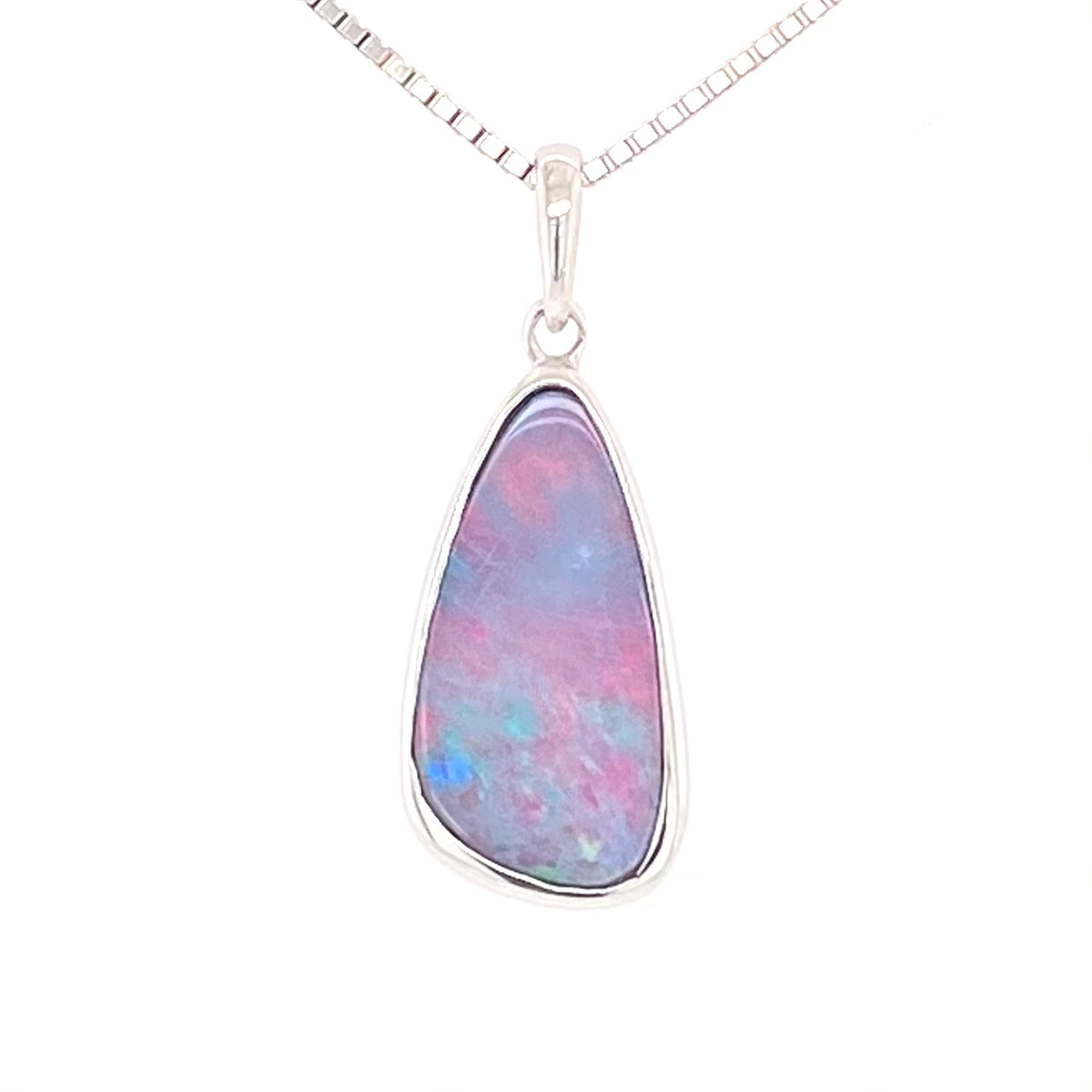 Vedhæng med ægte doublet opal indfattet i rhodineret sterling sølv.