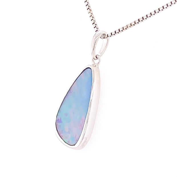 Vedhæng med ægte doublet opal indfattet i rhodineret sterling sølv.
