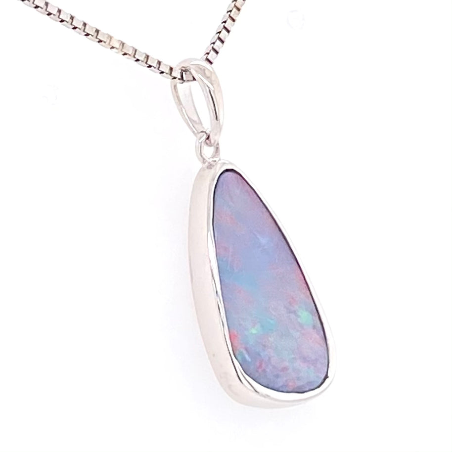 Vedhæng med ægte doublet opal indfattet i rhodineret sterling sølv.