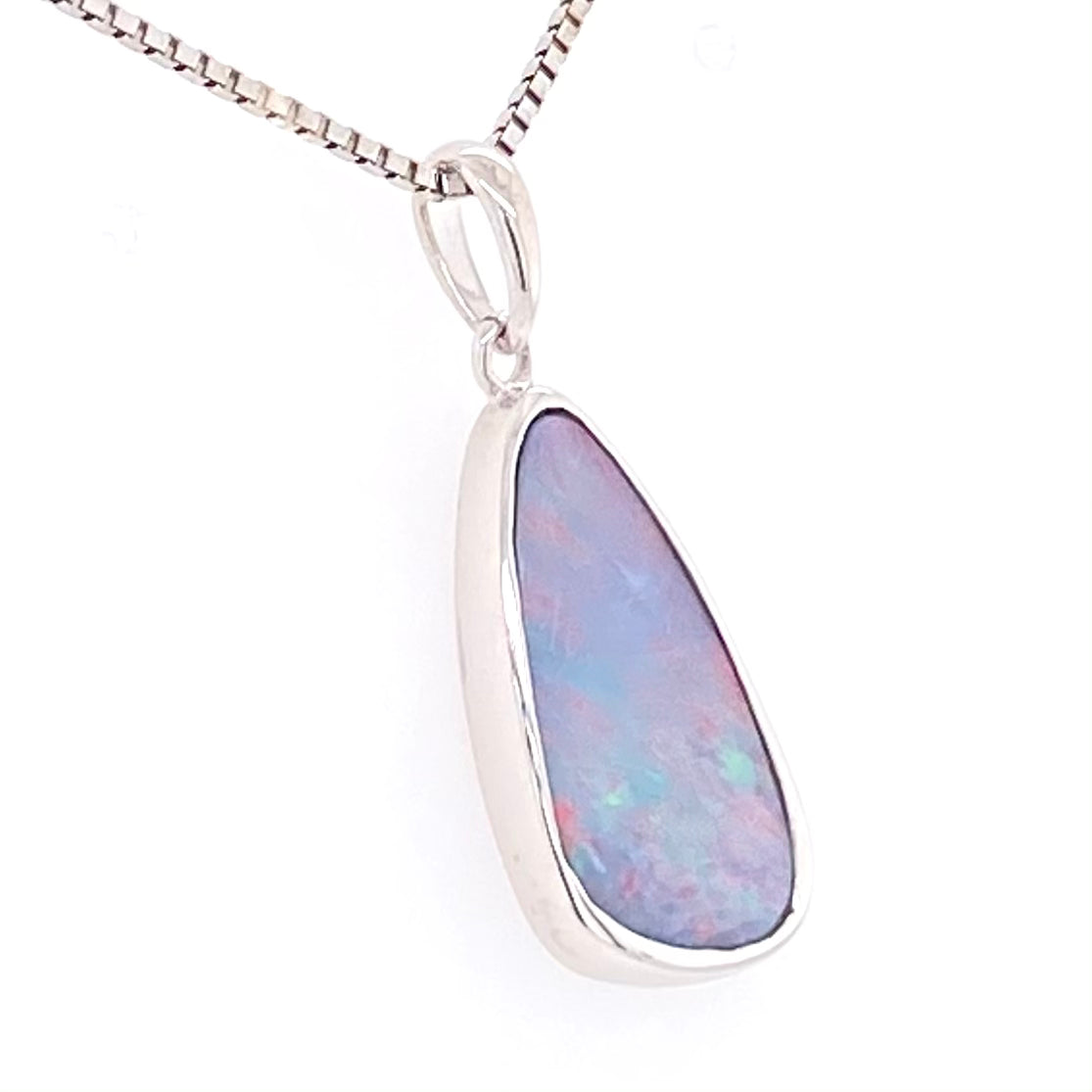 Vedhæng med ægte doublet opal indfattet i rhodineret sterling sølv.