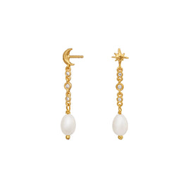 Giv dit look et strejf af elegance og feminin finesse med Lucian-øreringene, der kombinerer fine hvide zirkoner, ferskvandsperler og en gylden symbolik.