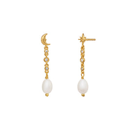 Giv dit look et strejf af elegance og feminin finesse med Lucian-øreringene, der kombinerer fine hvide zirkoner, ferskvandsperler og en gylden symbolik.