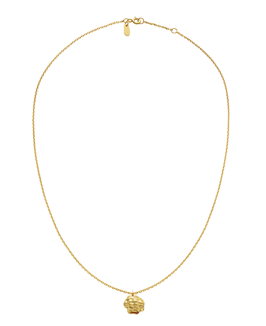 Marnie halskæde fra Maanesten. Forgyldt musling med lille perle