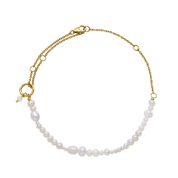 Penelope ankelkæde fra Maanesten i forgylt sølv med ferskvands perler. Justerbar i 6 størrelser.