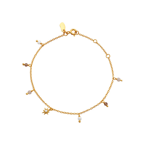 Ferksvandsperler, røg topas og en gylden stjerne med hvid zirkon udgør en fin samling på det delikate Ravi armbånd, der er en oplagt gave til dig selv eller din bedste veninde.