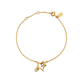De sammenhængende stjerner i Vilde-armbåndet forstærker deres iboende symbolik, og minder os om, at vi altid er forbundne til og har brug for andre i vores personlige, åndelige rejse.