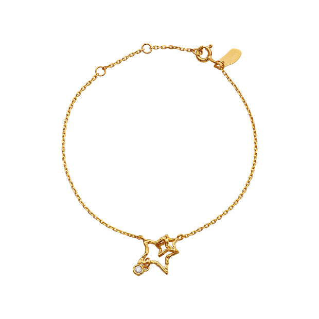 De sammenhængende stjerner i Vilde-armbåndet forstærker deres iboende symbolik, og minder os om, at vi altid er forbundne til og har brug for andre i vores personlige, åndelige rejse.