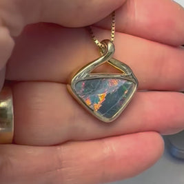 Opal vedhæng med en ægte doublet opal fra Australien. Opalen er sat i 14 karat guld.